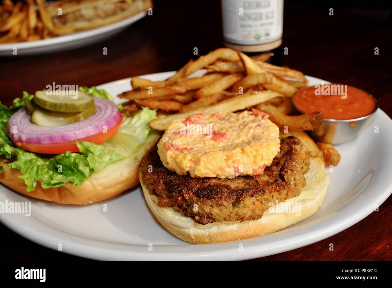 Hamburger aus Gras - 1/3 Pfund Rindfleisch gefüttert, gekrönt mit Haus Pimento Käse, Pommes, vergoldet, am grünen Lkw-Kneipe, Savannah, Georgia, USA. Stockfoto