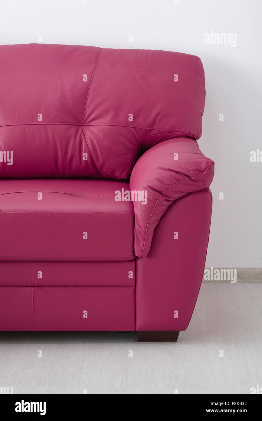 Leder Sofa gegen die Wand isoliert. Stockfoto
