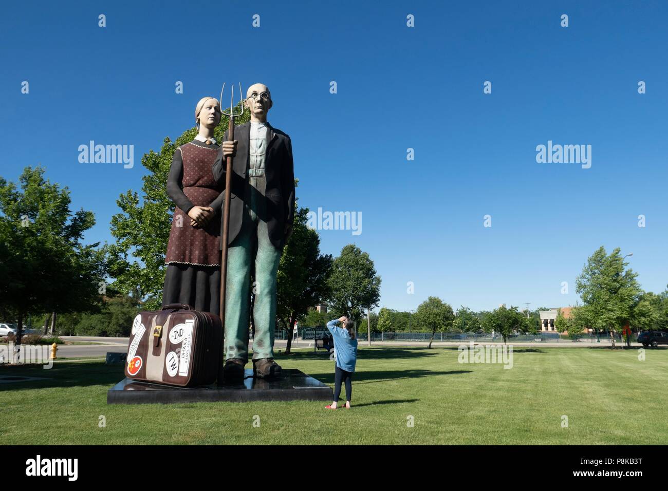 Ein Tourist in Seward Johnson's 25-Fuß-Statue "Gott segne Amerika" in Elkhart, Indiana Central Park suchen. Es ist eine 3-dimensionale Re - Erstellung der i Stockfoto