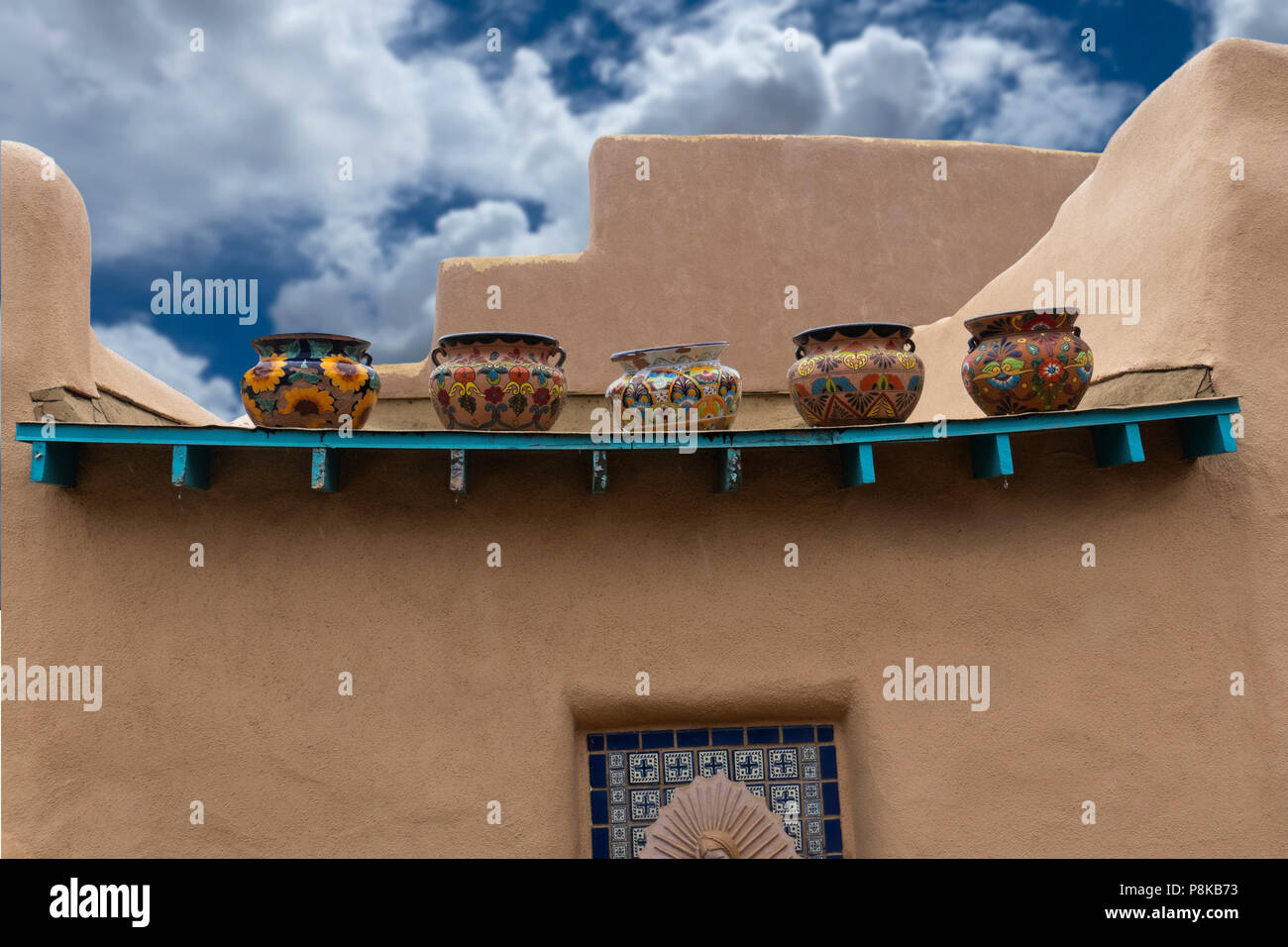 Südwesten Adobe Stil dekoriert mit handgefertigten Mexikanischen Keramikgefäße, Taos, New Mexico Stockfoto