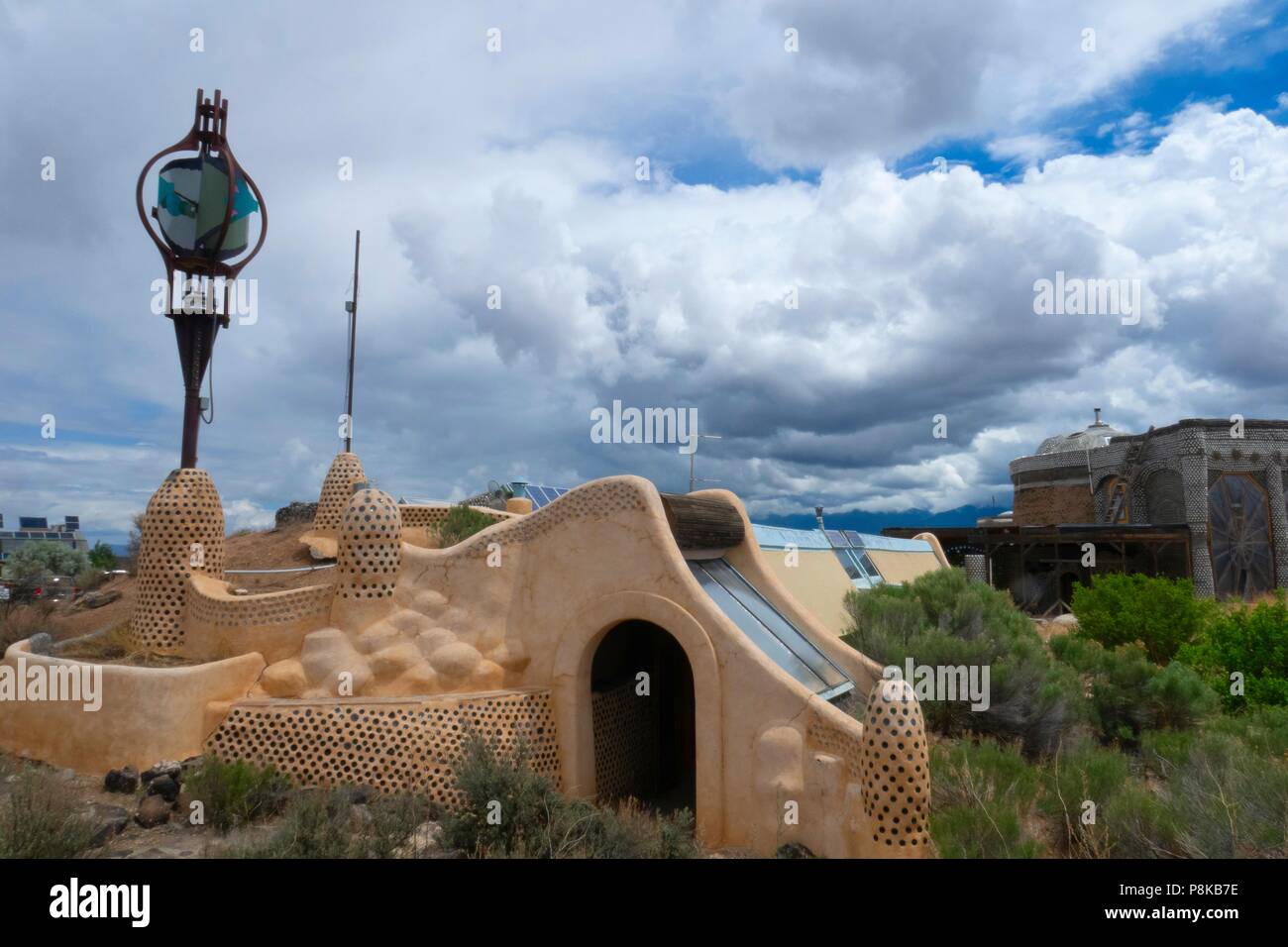 Organische nachhaltigen Wohnungsbau in einem earthship Community am Stadtrand von Taos New Mexico der Verwendung von recycelten und nachhaltigen Baumaterialien Stockfoto
