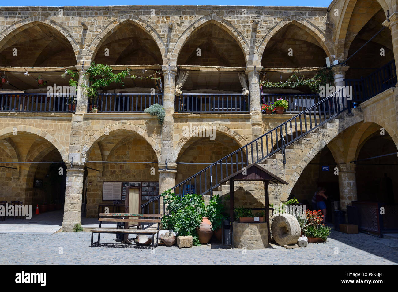 Der Innenhof der Büyük Han, eine ehemalige Karawanserei, in Nikosia (lefkosa), Türkische Republik Nordzypern Stockfoto