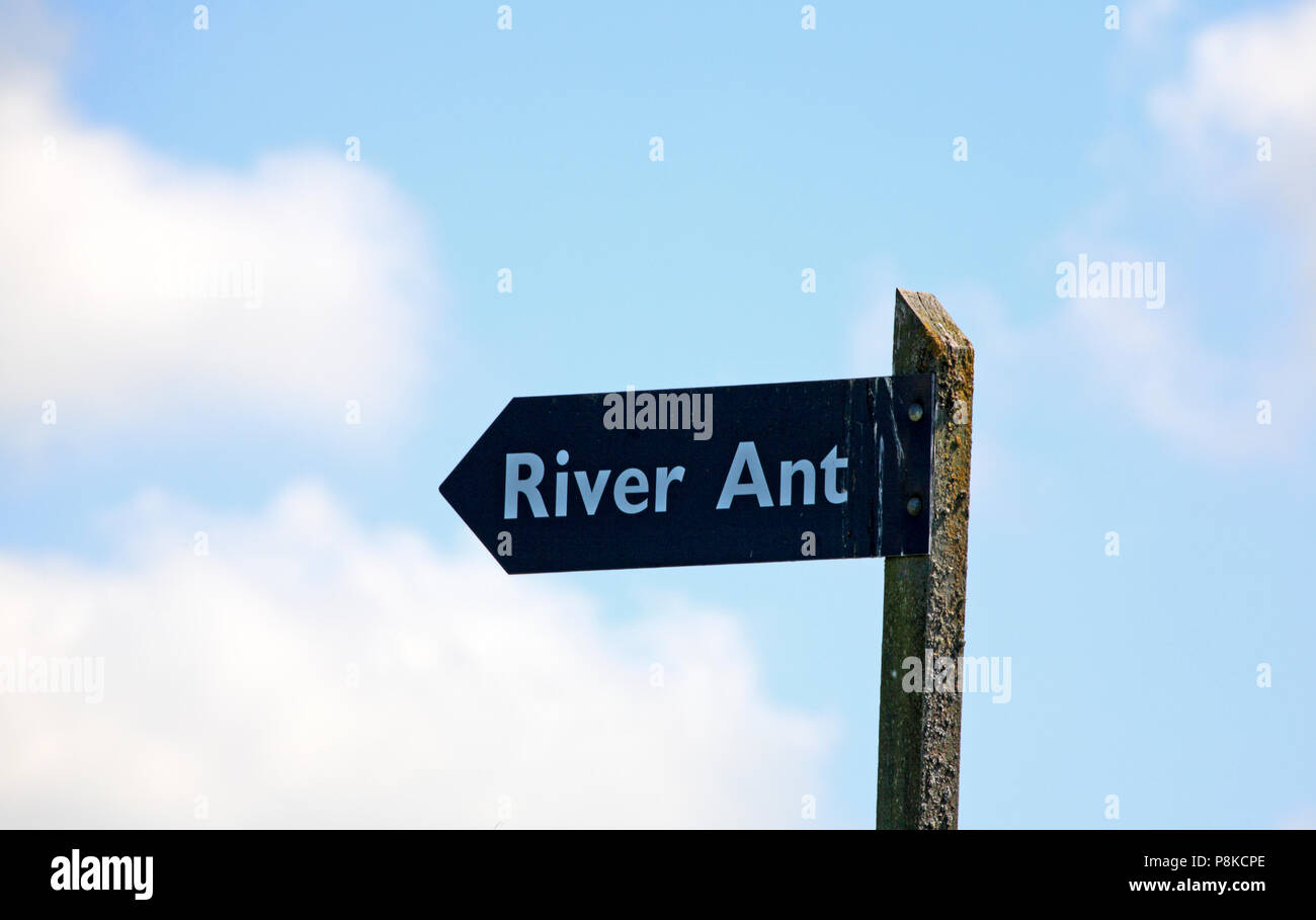 Ein Hinweisschild auf den Fluss Ant für Boot Benutzer auf dem Fluss Bure auf der Norfolk Broads in der nähe von Horning, Norfolk, England, Vereinigtes Königreich, Europa. Stockfoto