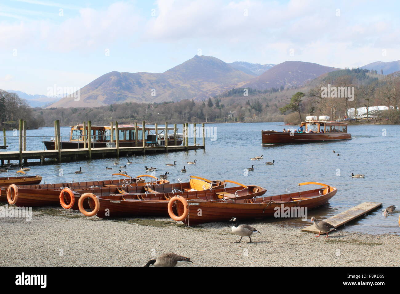 Lady Derwentwater Motorstart mit Derwent Isle im Hintergrund. Keswick Cumbria Großbritannien, Großbritannien Stockfoto