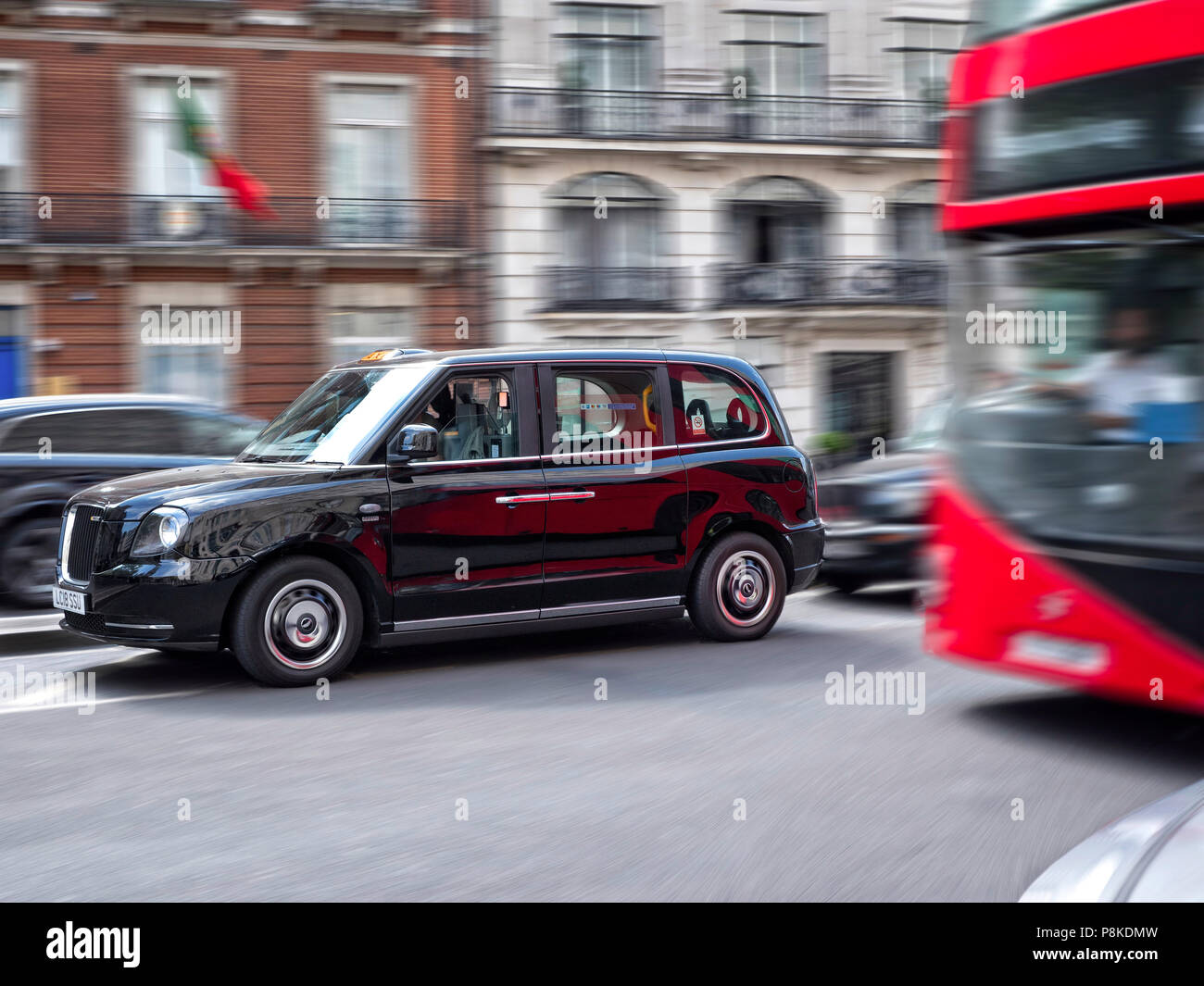 LEVC TX Elektrische London Taxi fahren in Central London, Großbritannien Stockfoto