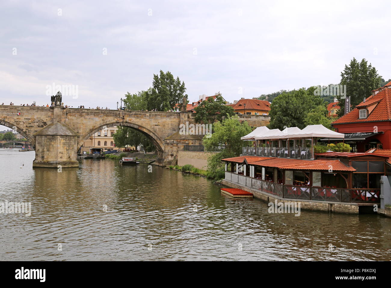Die Karlsbrücke und der Kampa Park Restaurant Insel Kampa, Malá Strana (Kleinseite), Prag, Tschechien (Tschechische Republik), Europa Stockfoto
