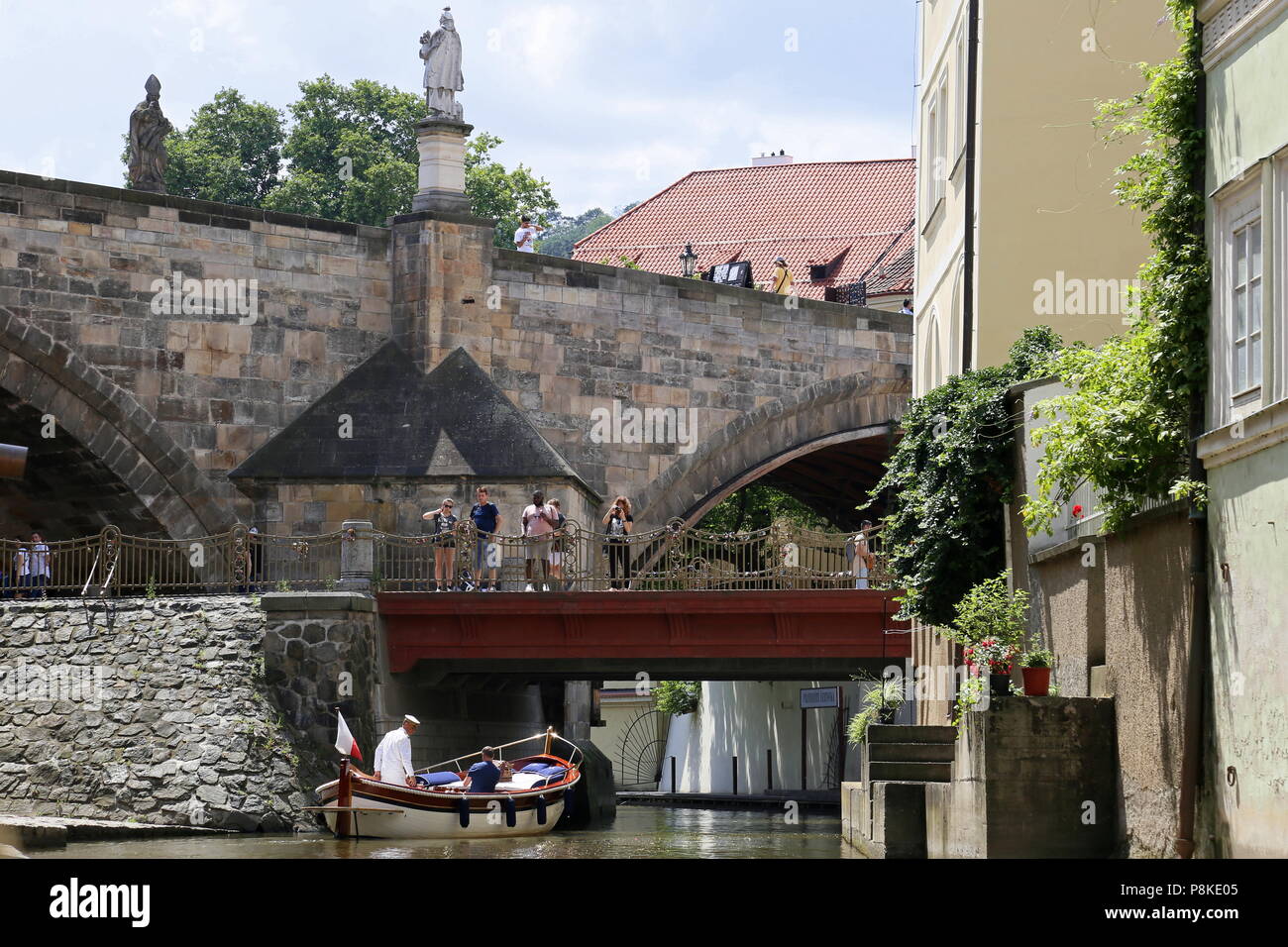 Bootsfahrt auf Čertovka (Devil's Stream aka wenig Prag Venedig), Malá Strana (Kleinseite), Prag, Tschechien (Tschechische Republik), Europa Stockfoto
