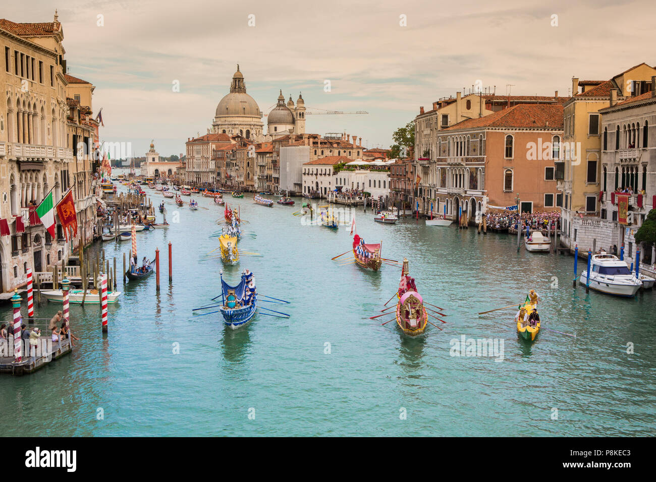 Regatta Storica auf Canale von einer Brücke gemacht Stockfoto