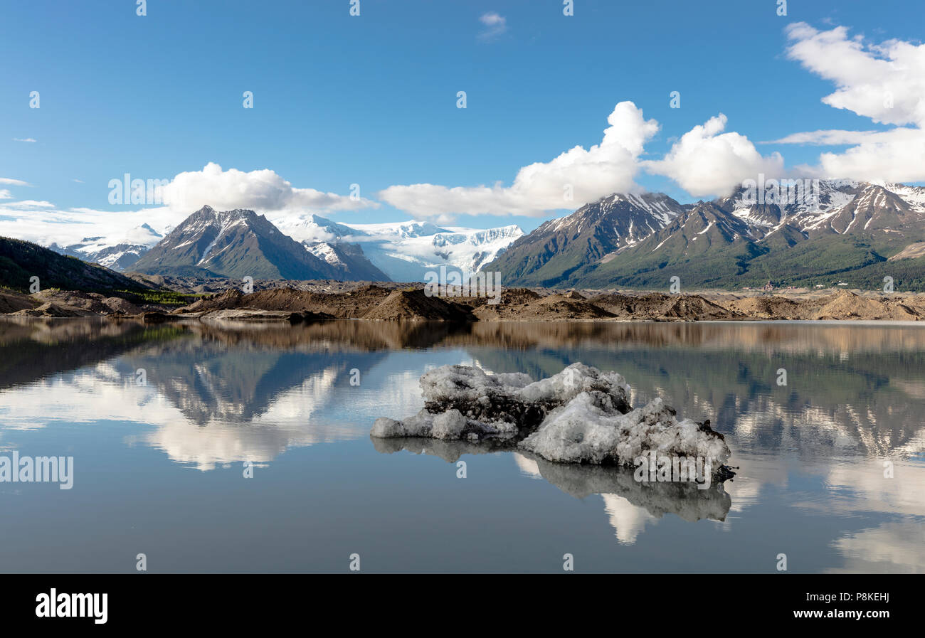 Ein Eisberg in der Schmelze Wasser des Kennicott und Root Gletscher in der Nähe von McCarthy in Wrangell-St. Elias National Park in Southcentral Alaska. Stockfoto