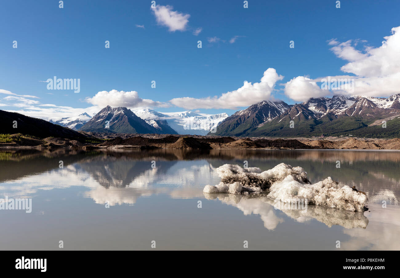 Ein Eisberg in der Schmelze Wasser des Kennicott und Root Gletscher in der Nähe von McCarthy in Wrangell-St. Elias National Park in Southcentral Alaska. Stockfoto