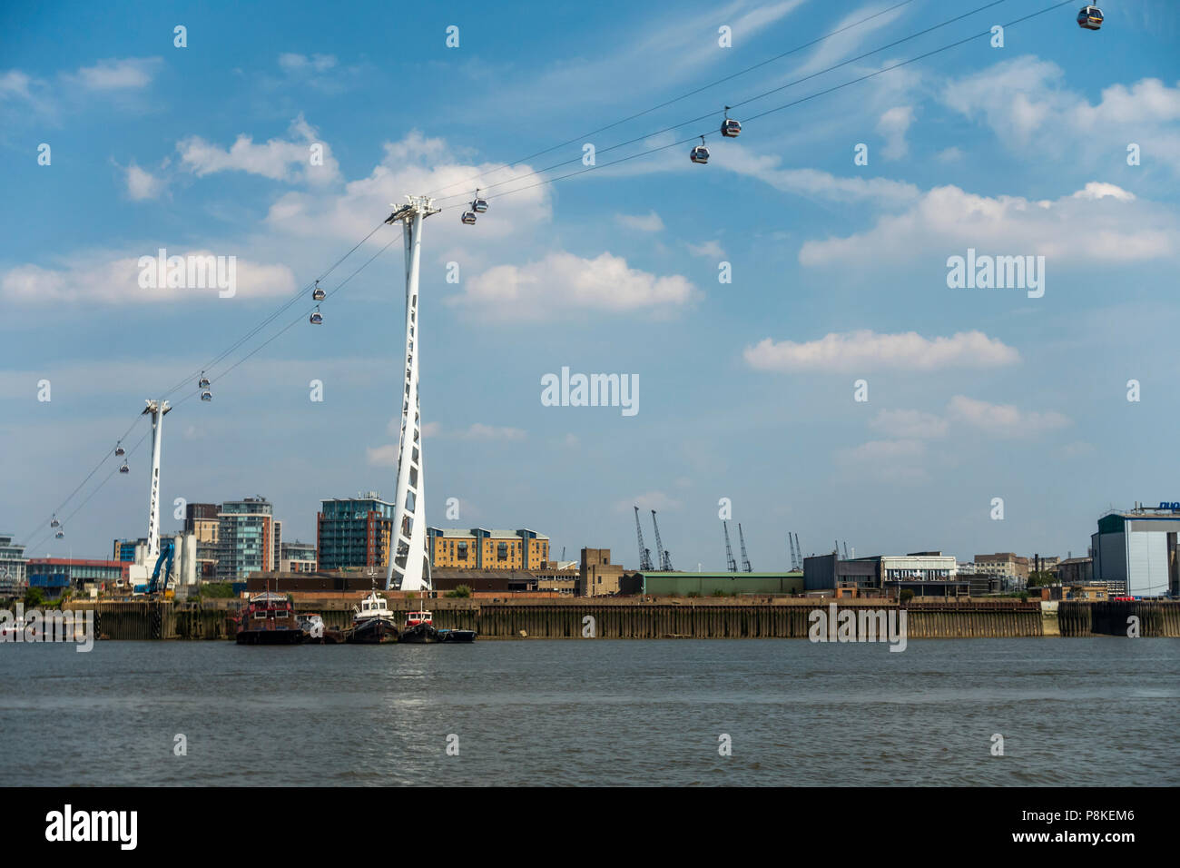 Die Emirates Air Line Seilbahn über die Themse, mit einem Hintergrund der Royal Docks, Docklands, London, England, Großbritannien Stockfoto