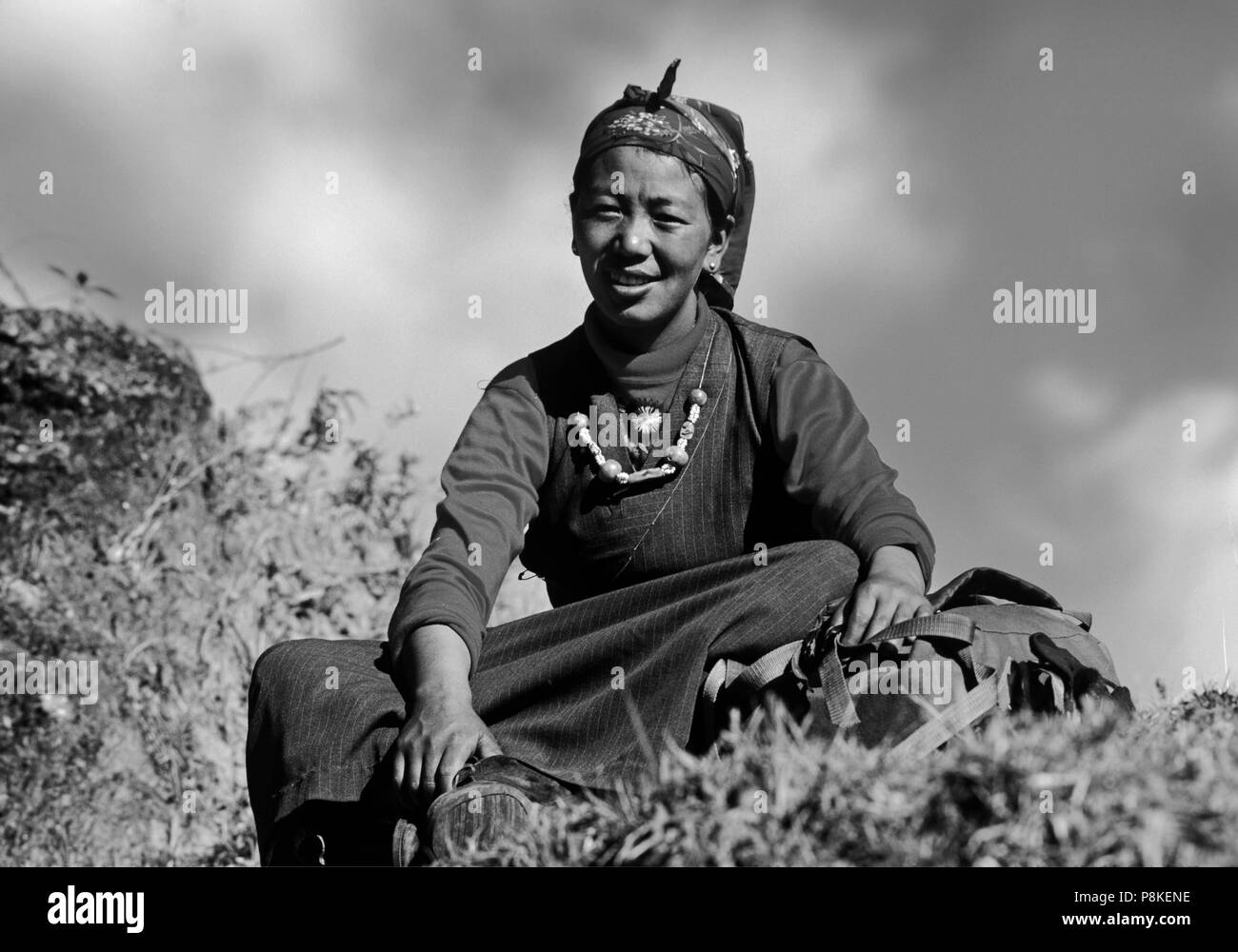 Sherpani Frau in traditioneller Kleidung - SIKLIS TREK, NEPAL Stockfoto