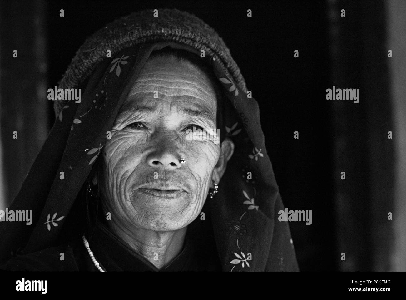 NEPALI Frau in Siklis Dorf - NEPAL HIMALAYA Stockfoto