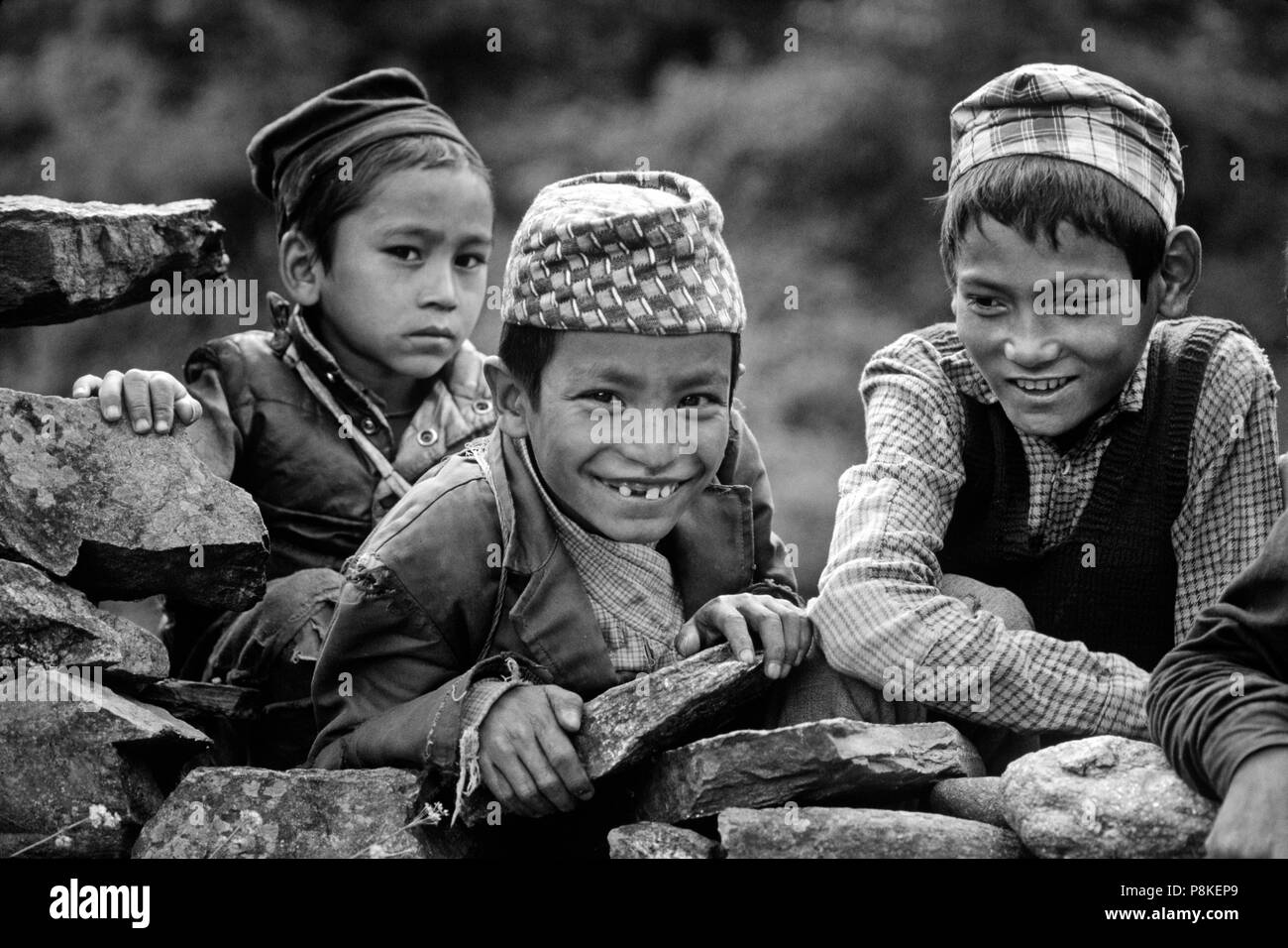 Chetri Jungen auf ein Dorf an der Wand SOLU TREK, NEPAL Stockfoto