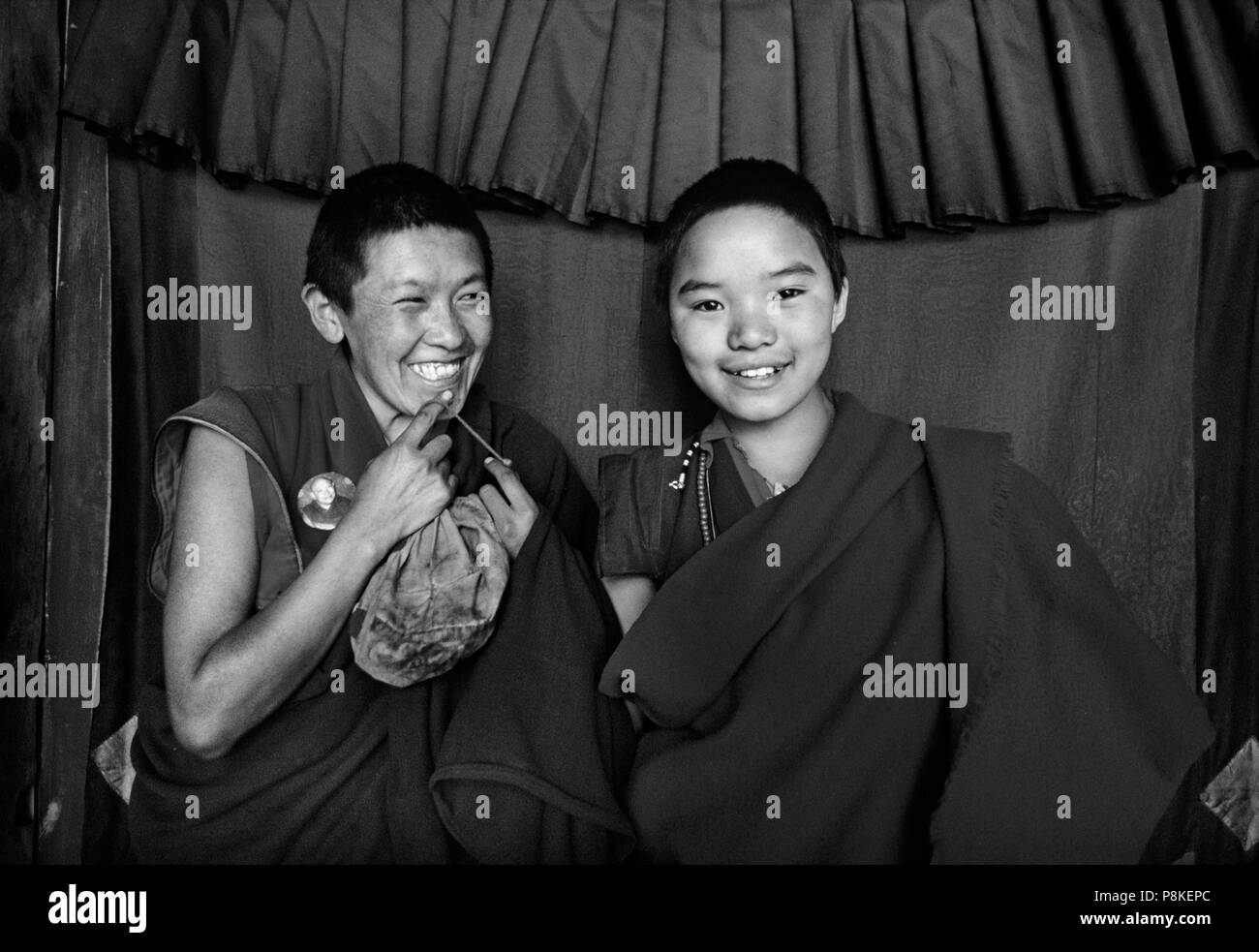 Tibetische Nonnen Witz vor der Tür bei thuptencholing Gompa - SOLU TAL, NEPAL Stockfoto
