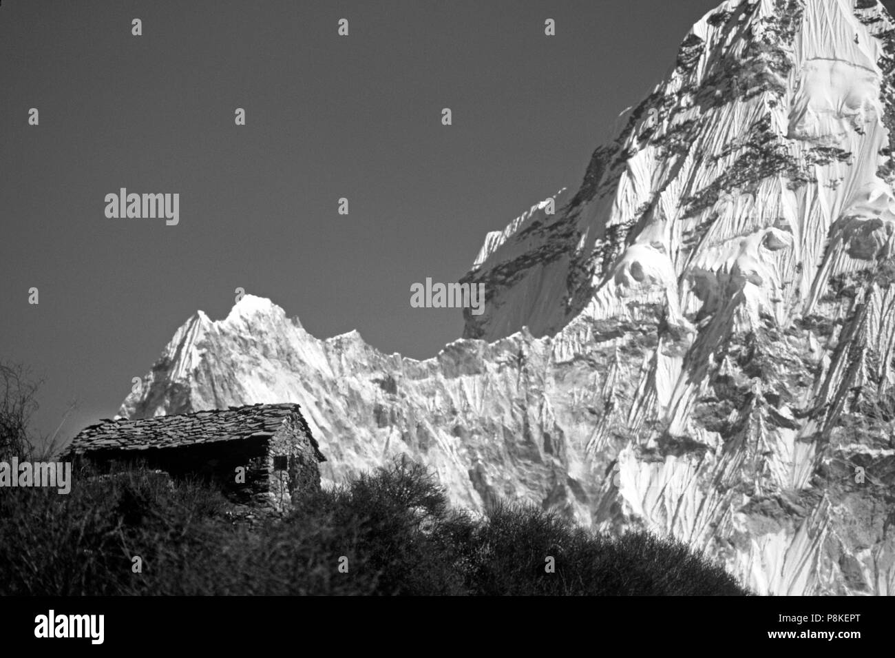Ein teehaus sitzt vor der Ama Dablam (was bedeutet, dass die Mutter mit einem Kind) und erreicht eine Höhe von 22,493 ft-KHUMBU, NEPAL Stockfoto
