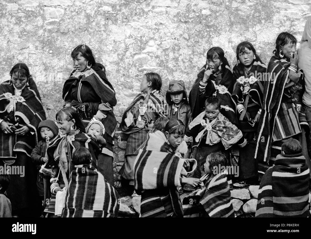 Frauen und Kinder in DOLPO DECKEN sammeln bei einer tibetisch-buddhistischen Festivals in der DO TARAP TAL - DOLPO, NEPAL Stockfoto