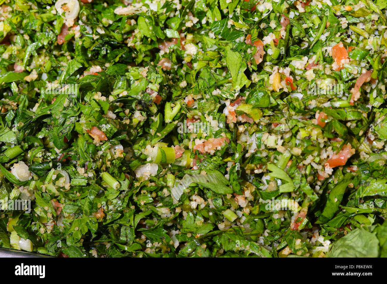 Ein Tablett mit Tabbouleh Salat, ein Naher Osten vegetarischen Salat Stockfoto
