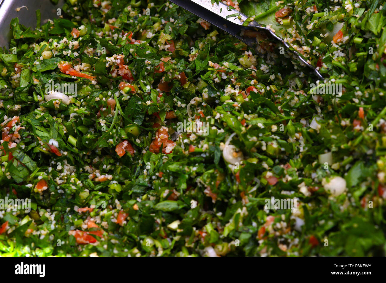 Ein Tablett mit Tabbouleh Salat, ein Naher Osten vegetarischen Salat Stockfoto
