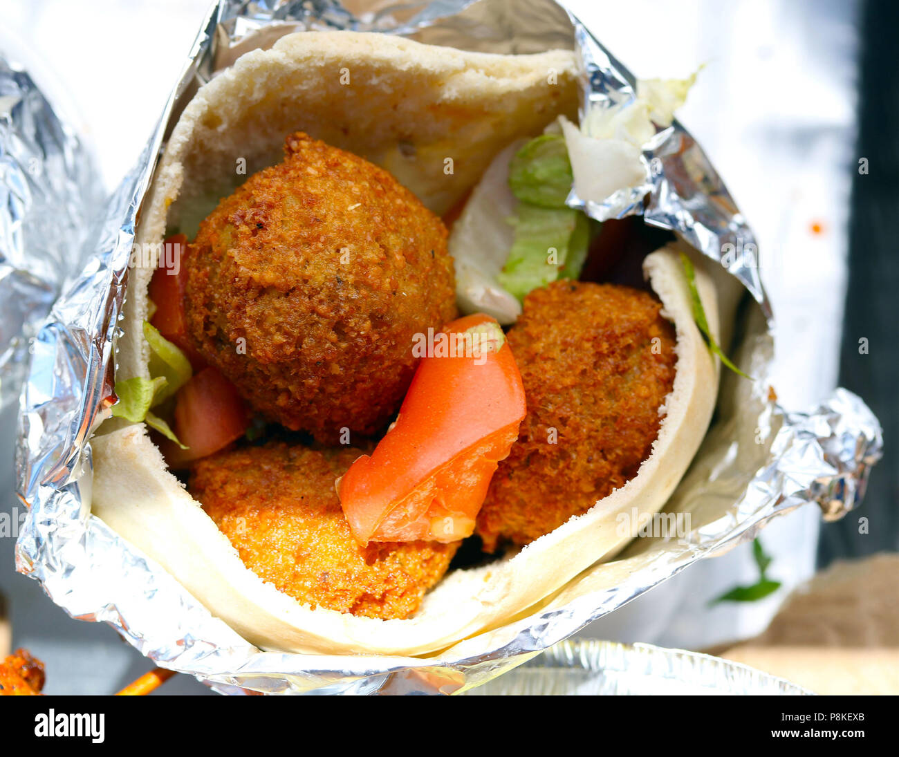 Falafel im Fladenbrot gewickelt Stockfoto