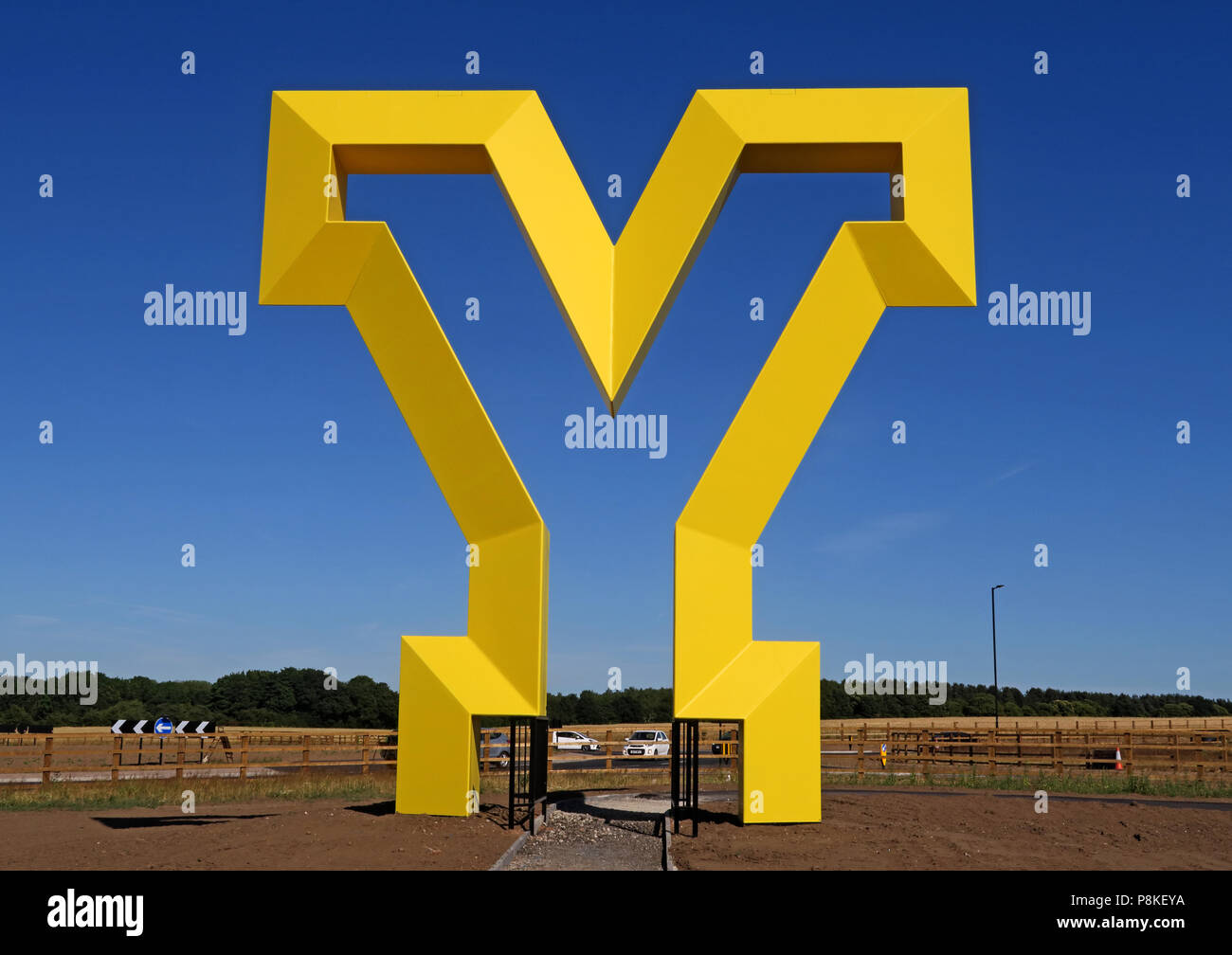 Große gelbe Y Artwork, Herzlich Willkommen bei den Yorkshire Gateway, Bawtry Road, Rossington, South Yorkshire, England, UK, DN 11 0 GT (Querformat) Stockfoto