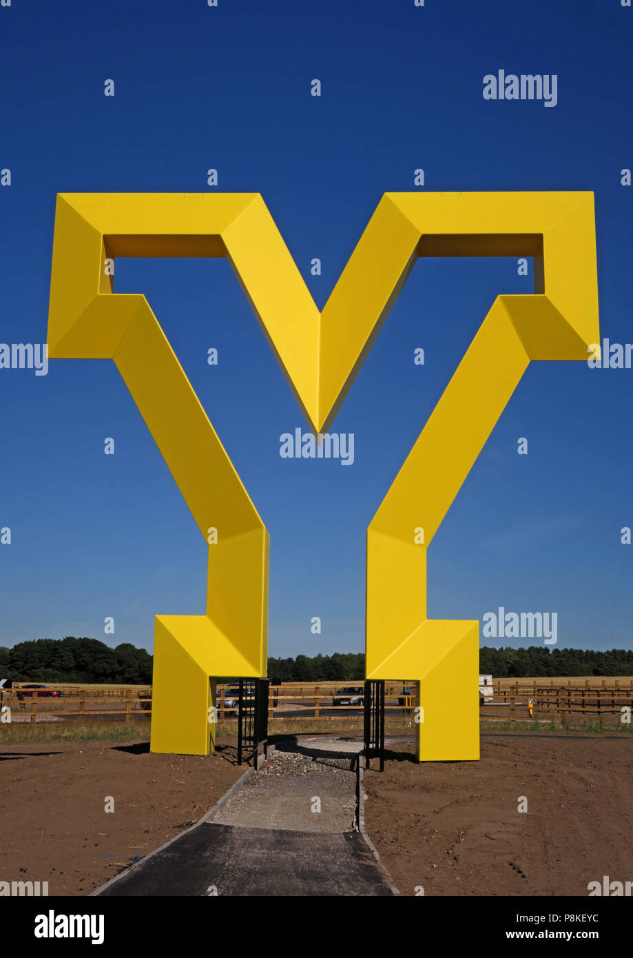 Große gelbe Y Artwork, Herzlich Willkommen bei den Yorkshire Gateway, Bawtry Road, Rossington, South Yorkshire, England, UK, DN 11 0 GT (Hochformat) Stockfoto