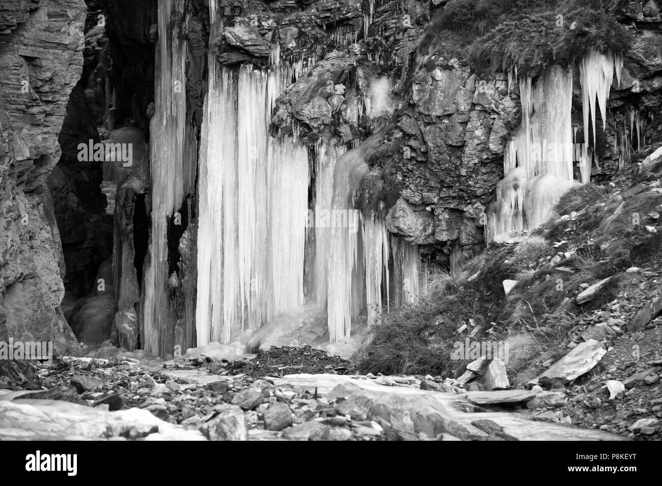 Gefrorenen Wasserfall auf dem Weg nach Phu Dorf auf der NAR PHU TREK - ANNAPURNA CONSERVATION AREA, NEPAL Stockfoto