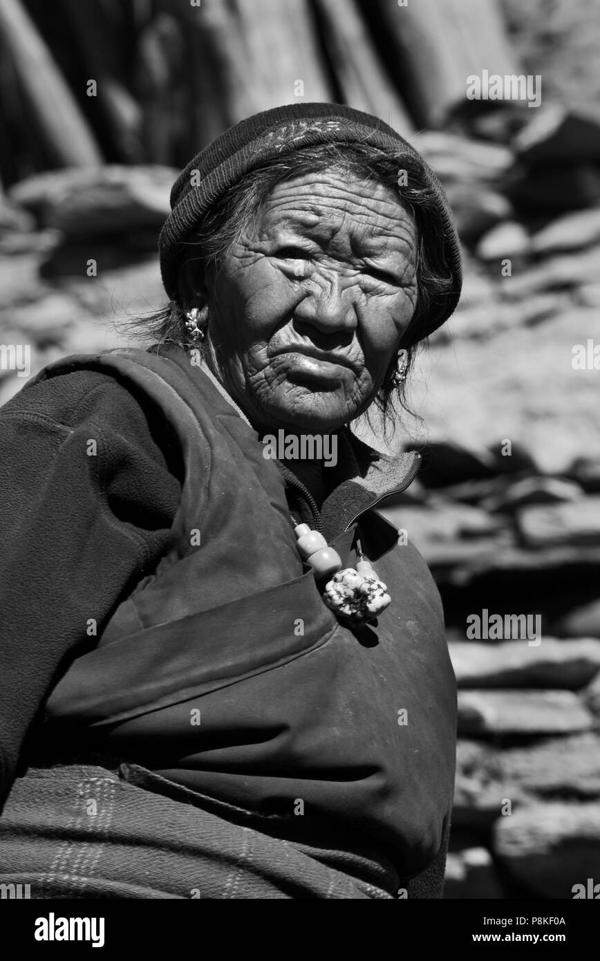 Eine tibetische ältere Frau in NAR Dorf-NAR PHU TREK, ANNAPURNA CONSERVATION AREA, Stockfoto