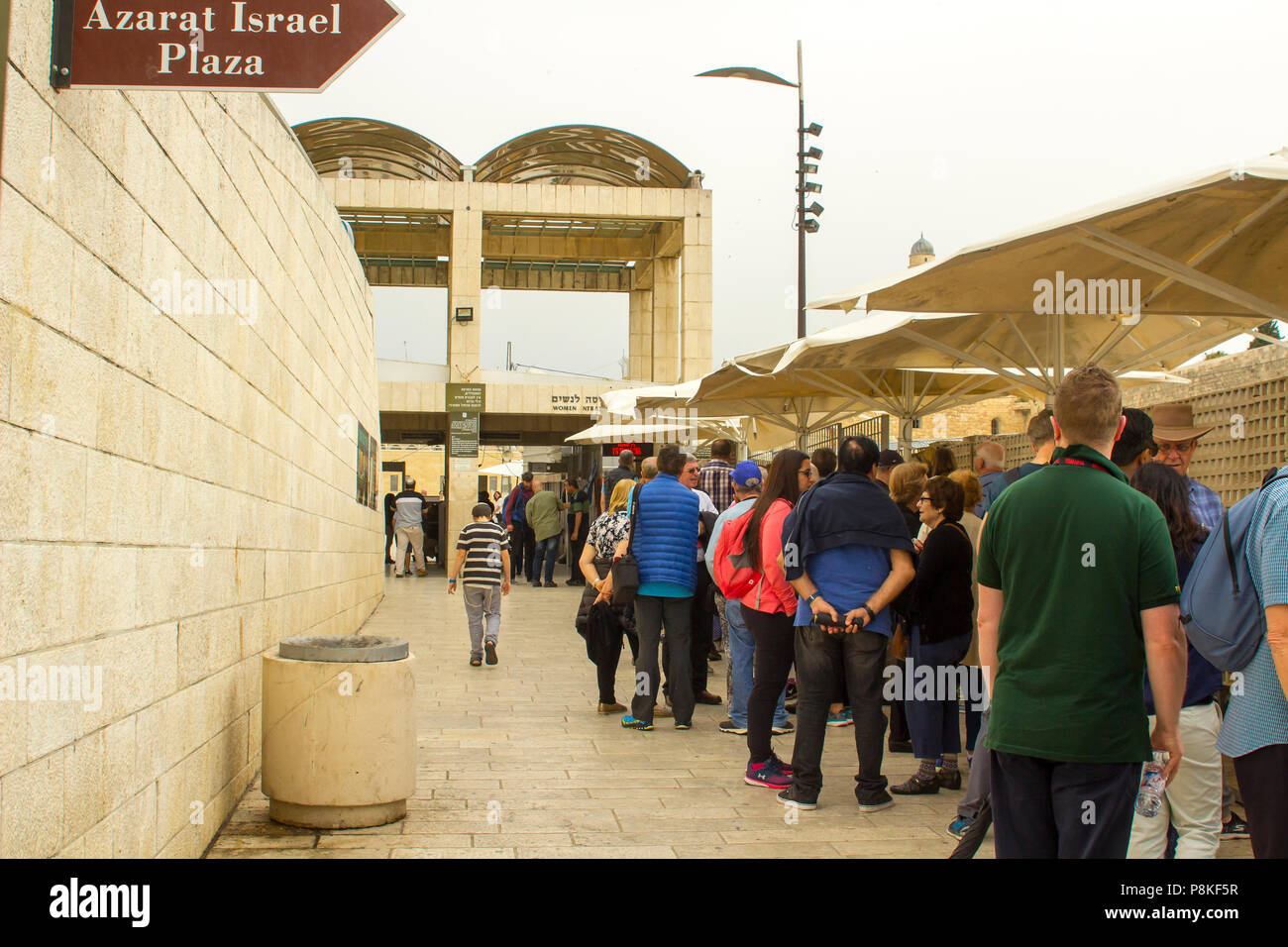 10. Mai 2018 Eine lange, aber geordneten Schlange der Besucher den Tempelberg in Jerusalem Israel geben Sie den Felsendom Schrein zu besuchen Stockfoto