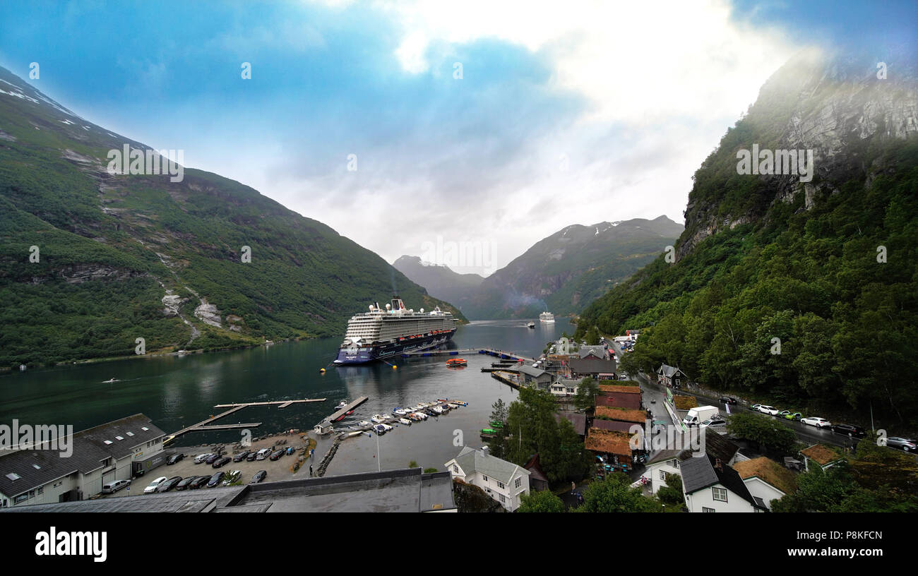 Geiranger, Norwegen 6/14/18 Kreuzfahrtschiffe, in dem kleinen Dorf Geiranger, Norwegen. Geiranger ist das Tor zu den Fjorden Norwegens. Foto von Dennis Bra Stockfoto