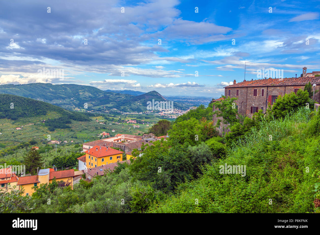 Die Nachbarschaft der alten italienischen Stadt Montecatini Alto. Stockfoto