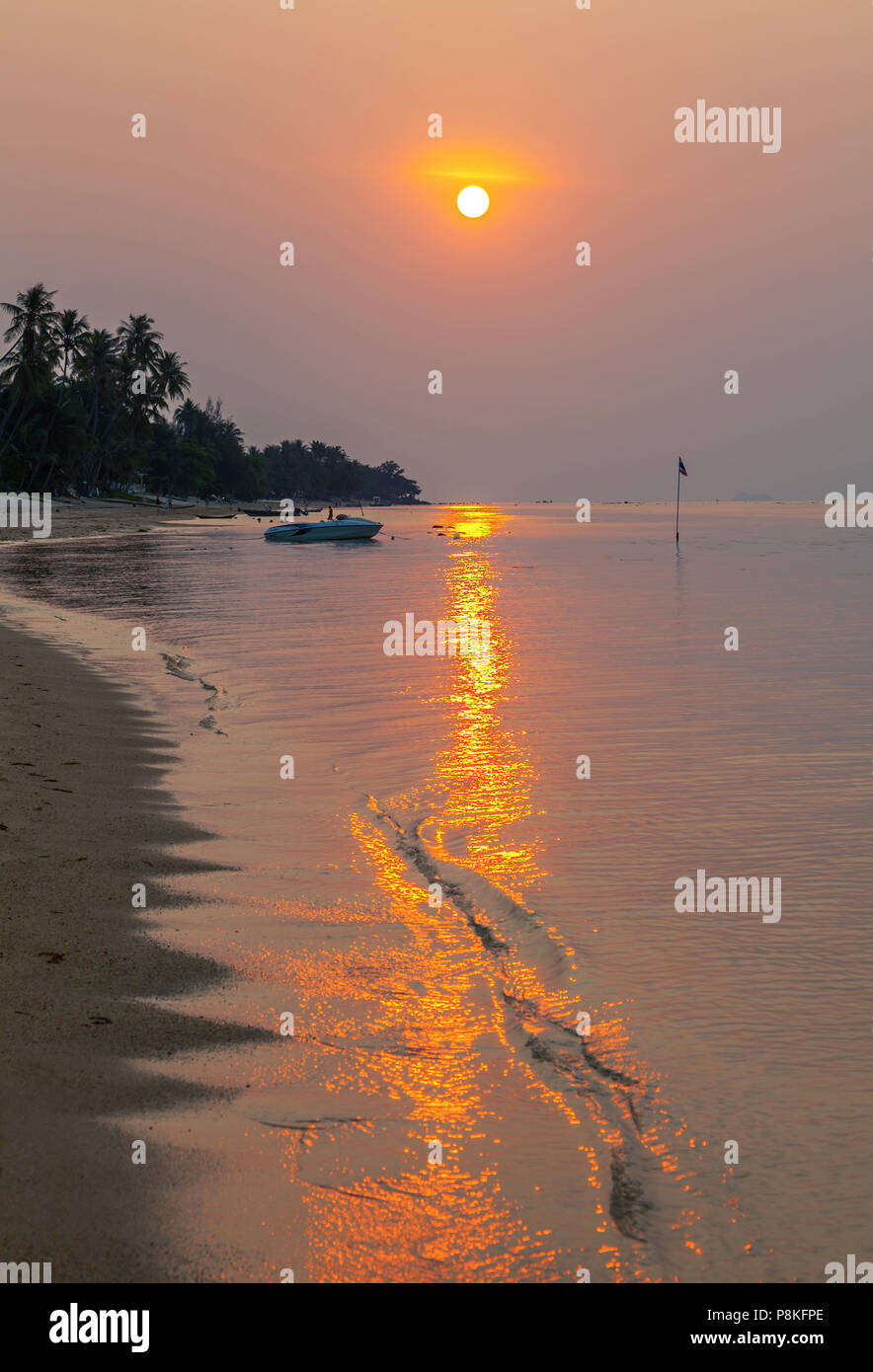 Ein farbenfroher Sonnenuntergang auf der Insel Koh Samui in Thailand. Stockfoto