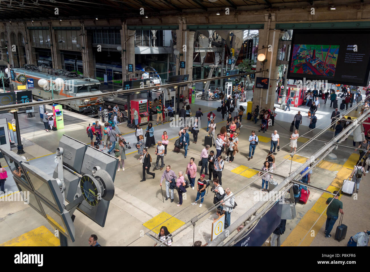 Paris, Frankreich, 20. Juni 2018: Die Menschen warten auf ihre Züge in der Aula der Bahnhof Gare du Nord. Stockfoto