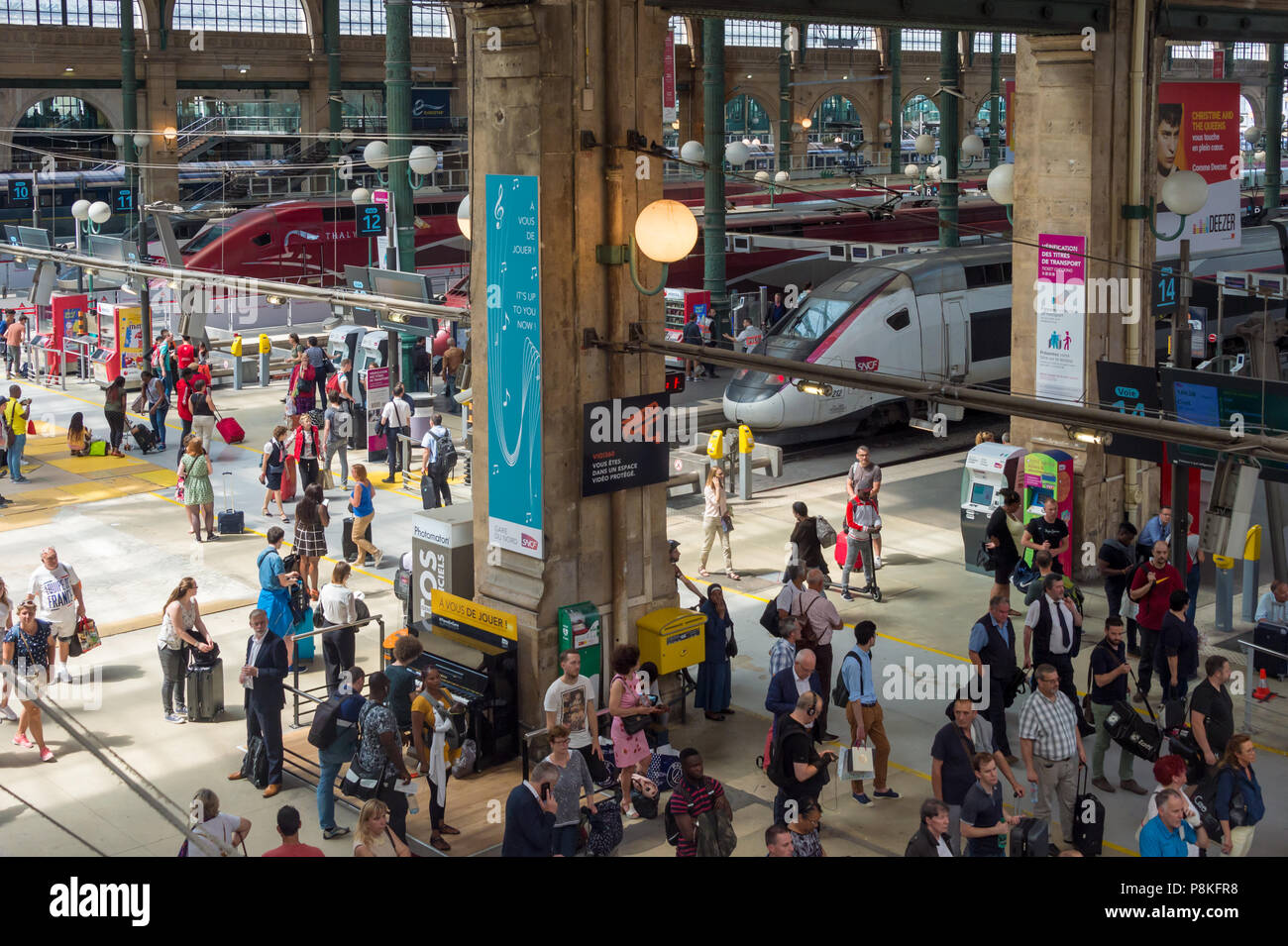 Paris, Frankreich, 20. Juni 2018: Die Menschen warten auf ihre Züge in der Aula der Bahnhof Gare du Nord. Stockfoto