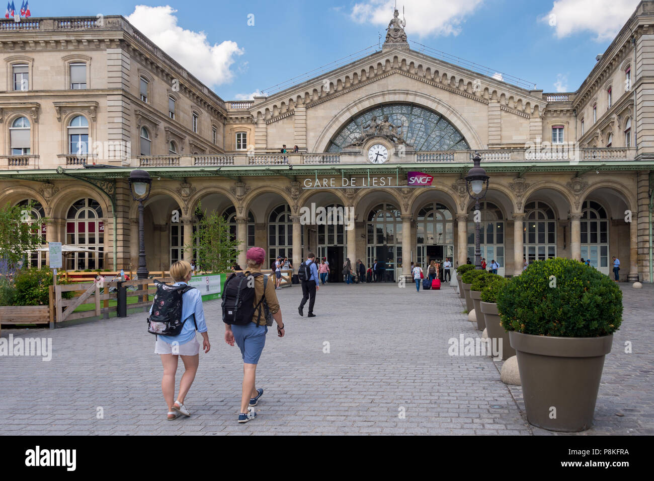Paris, Frankreich, 20. Juni 2018: die Menschen zu Fuß in Richtung Gare de l'Est Bahnhof. Stockfoto