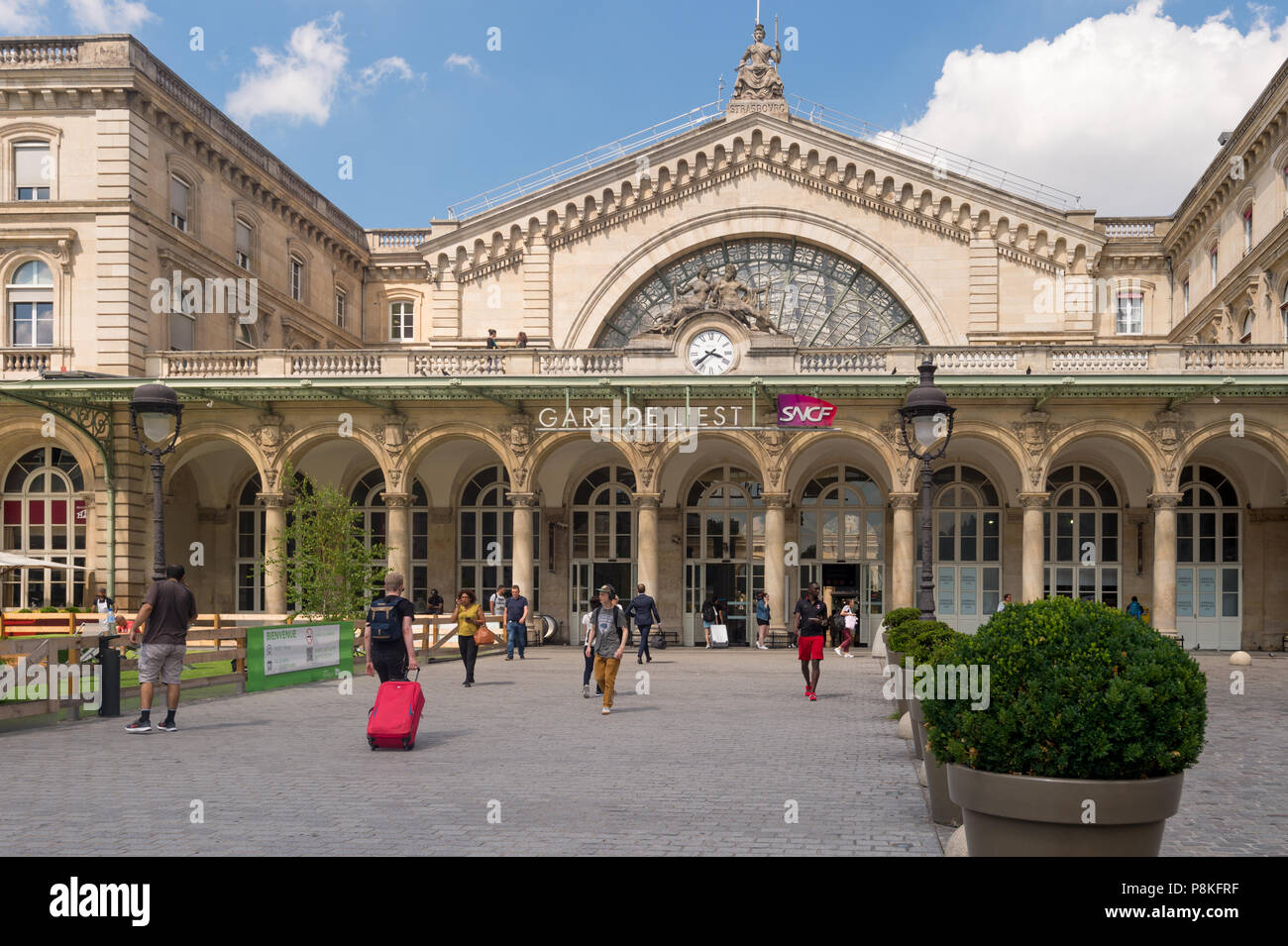 Paris, Frankreich, 20. Juni 2018: die Menschen zu Fuß in Richtung Gare de l'Est Bahnhof. Stockfoto