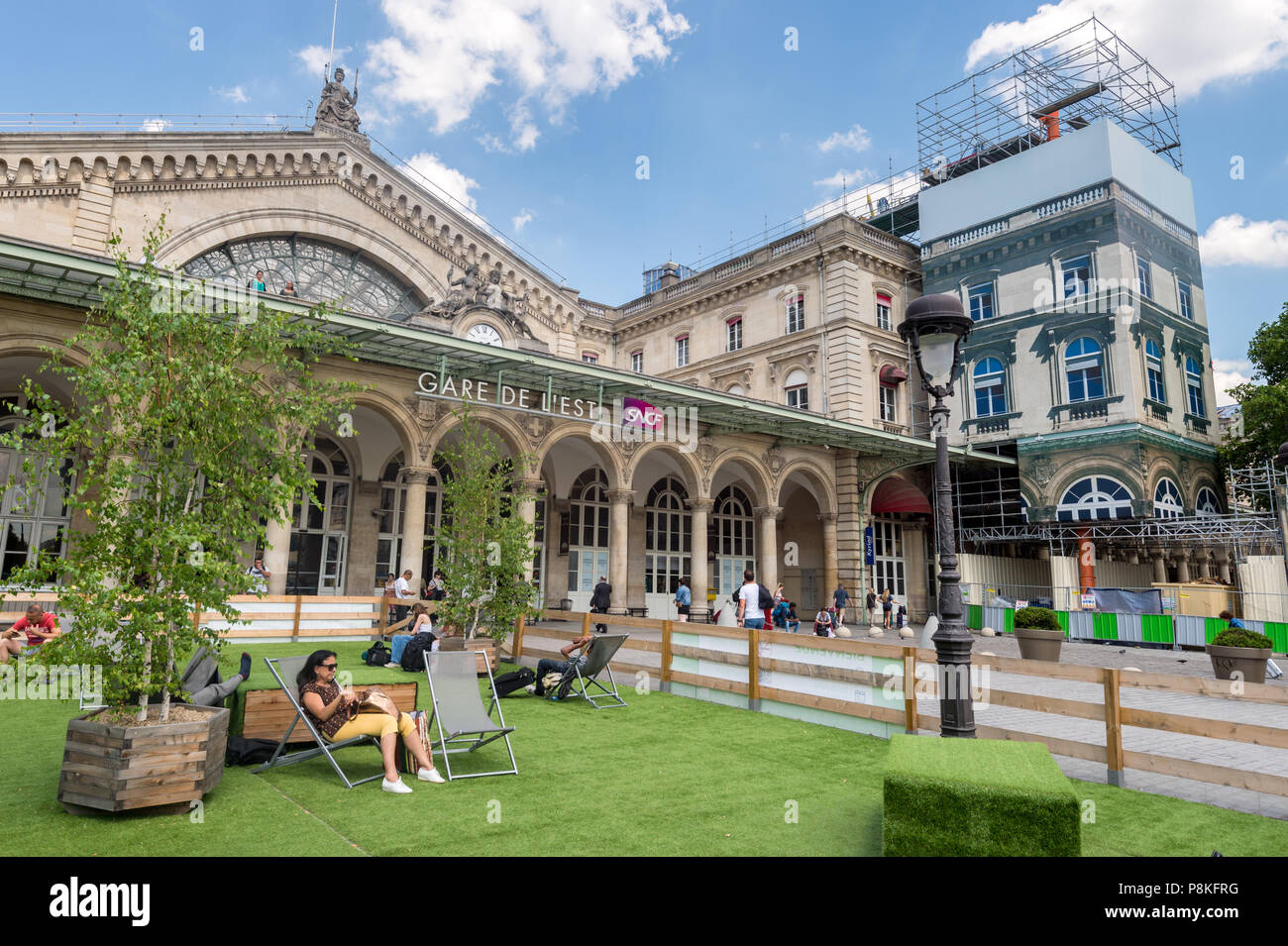 Paris, Frankreich, 20. Juni 2018: Menschen außerhalb der "Gare de l'Est Bahnhof. Stockfoto