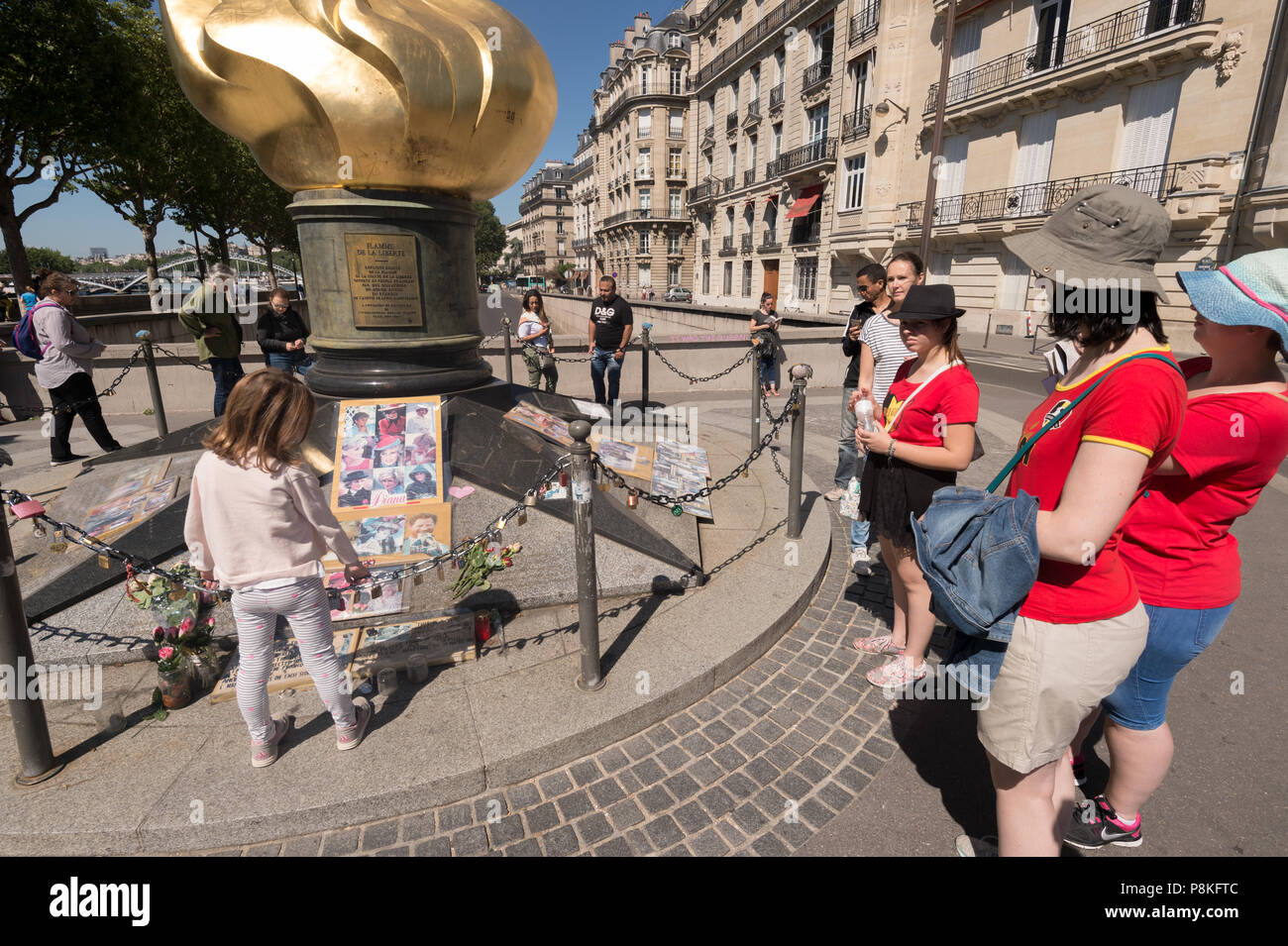 Paris, Frankreich, 23. Juni 2018: Touristen vor der Flamme der Freiheit sammeln, ein inoffizielles Denkmal für Diana, Prinzessin von Wales. Stockfoto
