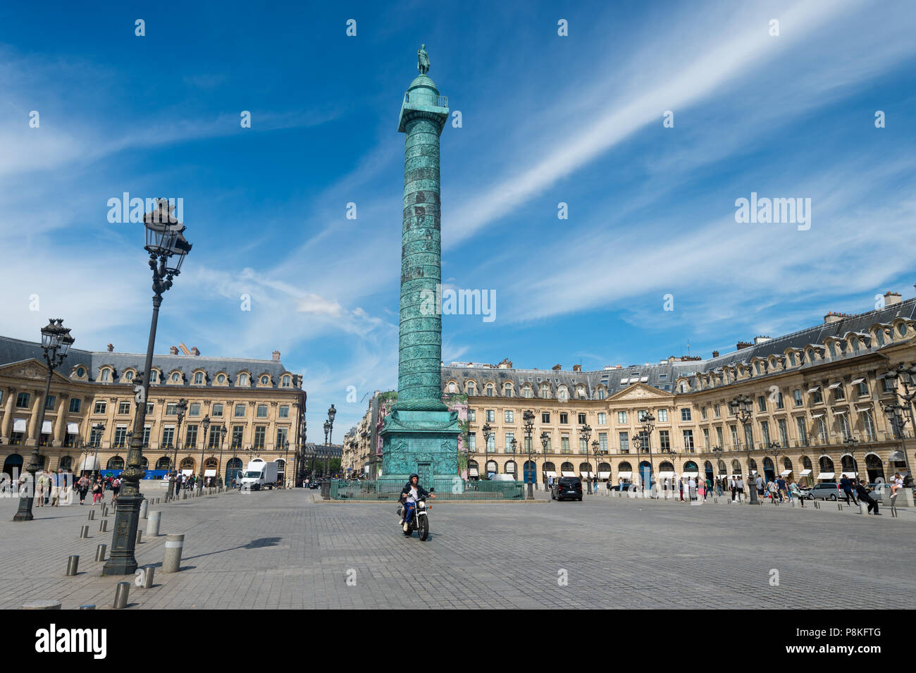 Paris, Frankreich, 23. Juni 2018: Weitwinkelansicht Place Vendome Platz mit blauen Himmel. Stockfoto