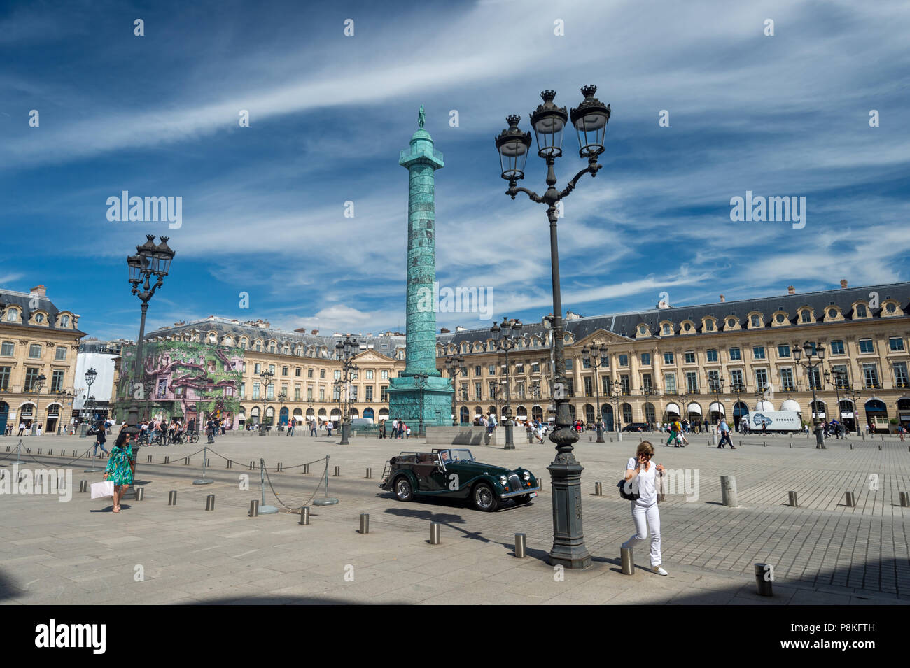 Paris, Frankreich, 23. Juni 2018: Weitwinkelansicht Place Vendome Platz mit blauen Himmel. Stockfoto