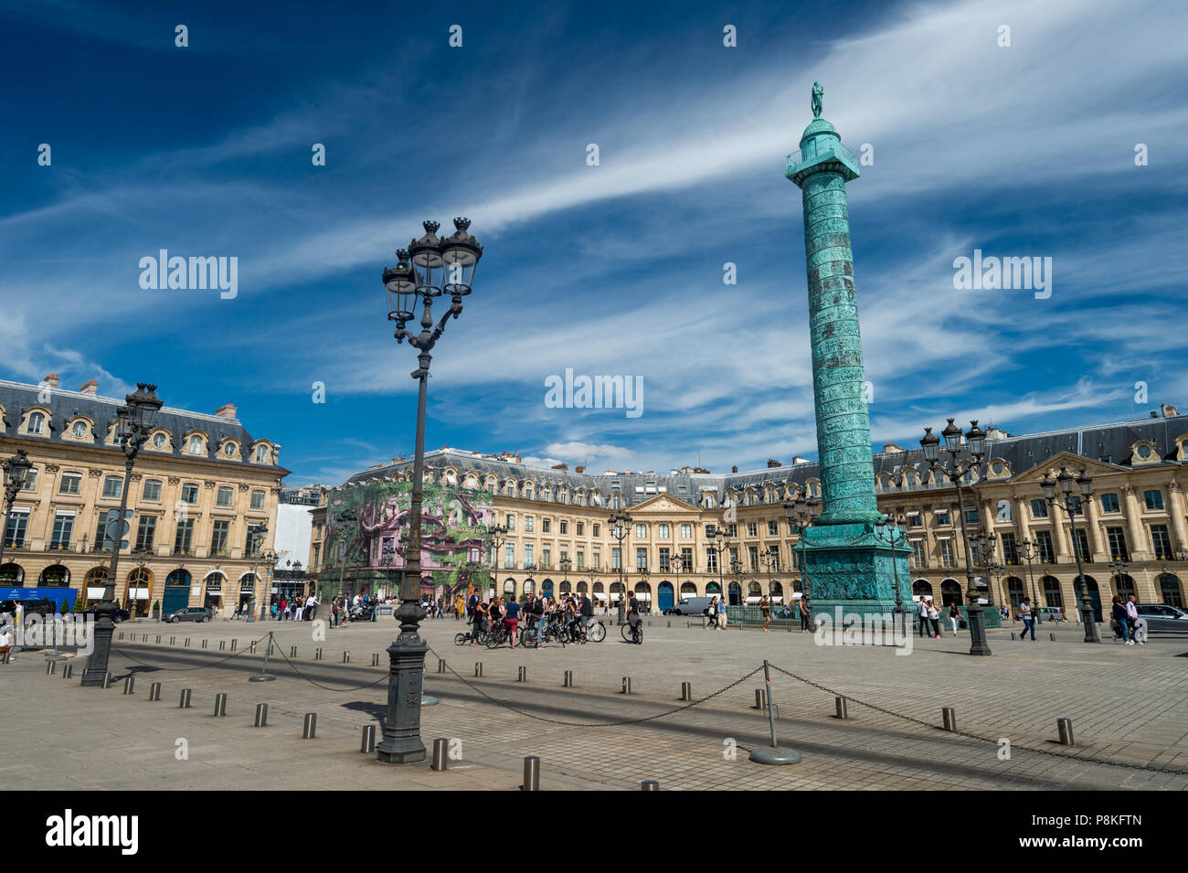 Paris, Frankreich, 23. Juni 2018: Weitwinkelansicht Place Vendome Platz mit blauen Himmel. Stockfoto