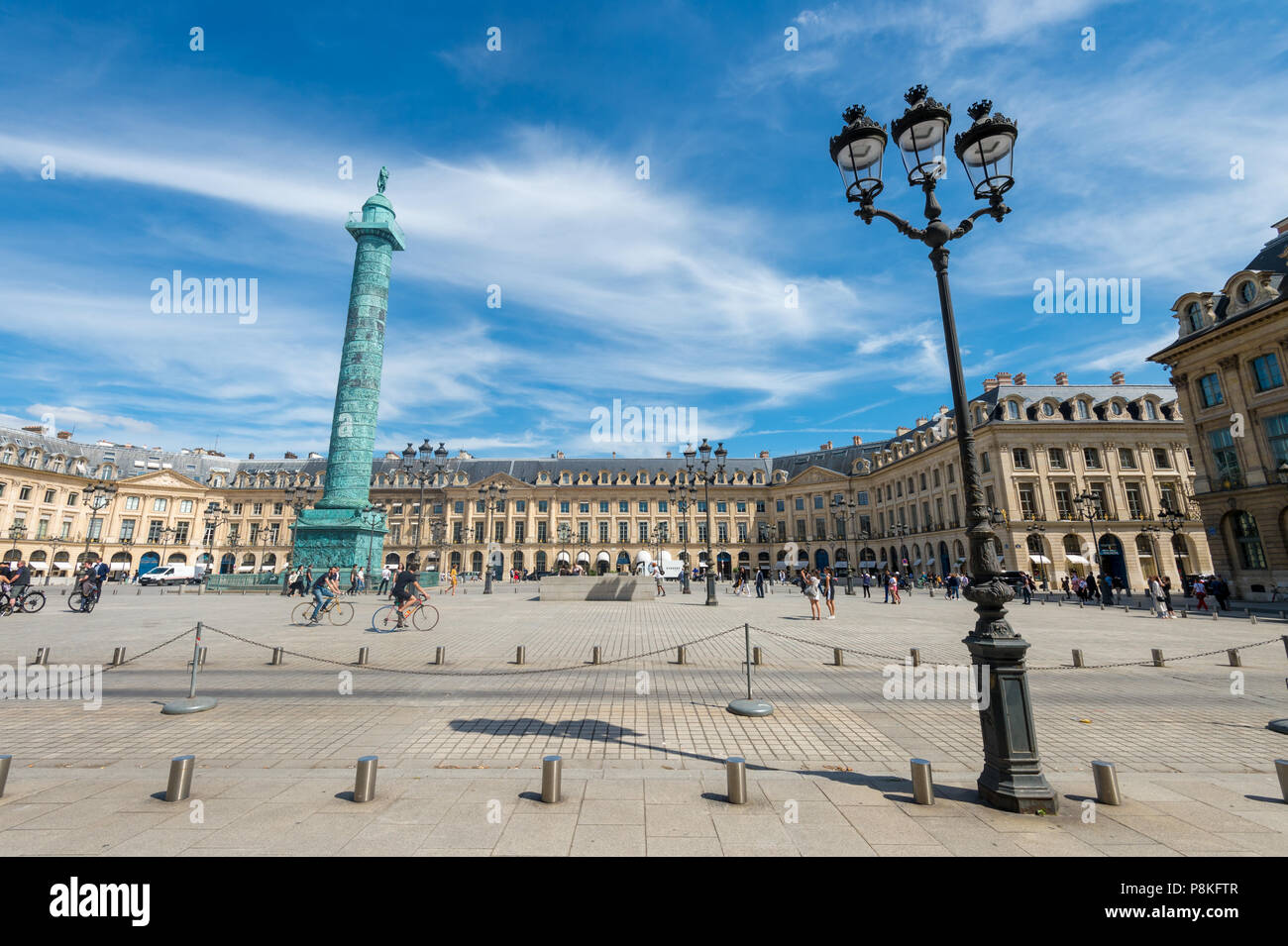 Paris, Frankreich, 23. Juni 2018: Weitwinkelansicht Place Vendome Platz mit blauen Himmel. Stockfoto