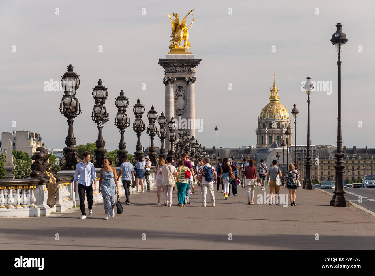 Paris, Frankreich, 24. Juni 2018: die Menschen zu Fuß auf Alexandre III Brücke und die Kuppel des Invalides in der bakcground. Stockfoto