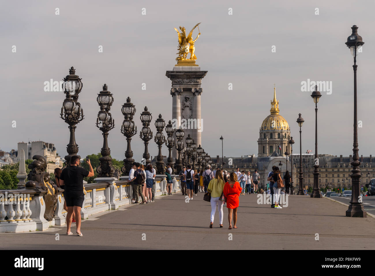 Paris, Frankreich, 24. Juni 2018: die Menschen zu Fuß auf Alexandre III Brücke und die Kuppel des Invalides in der bakcground. Stockfoto