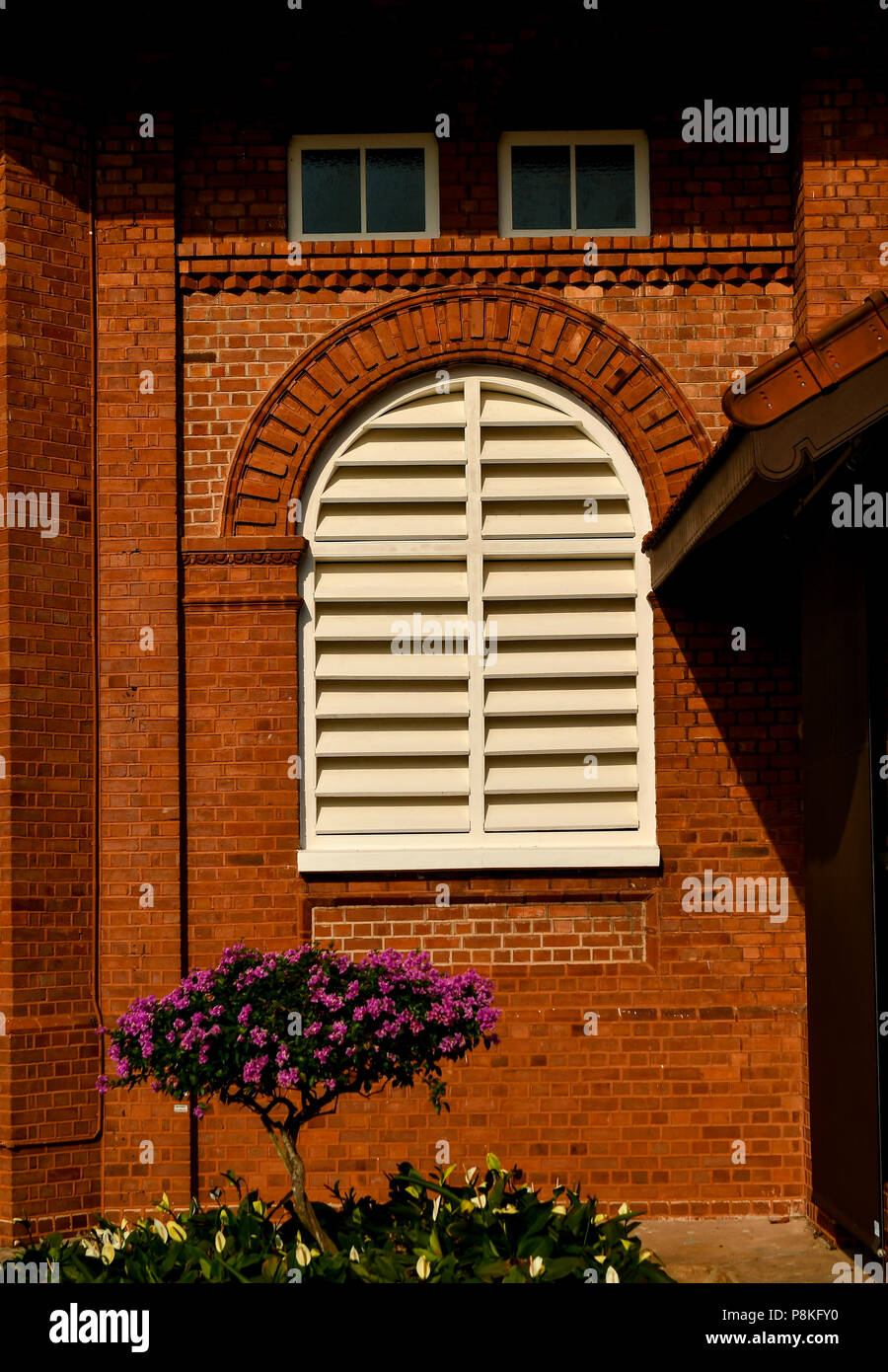 Alter Ziegel Wand und Fenster Stockfoto