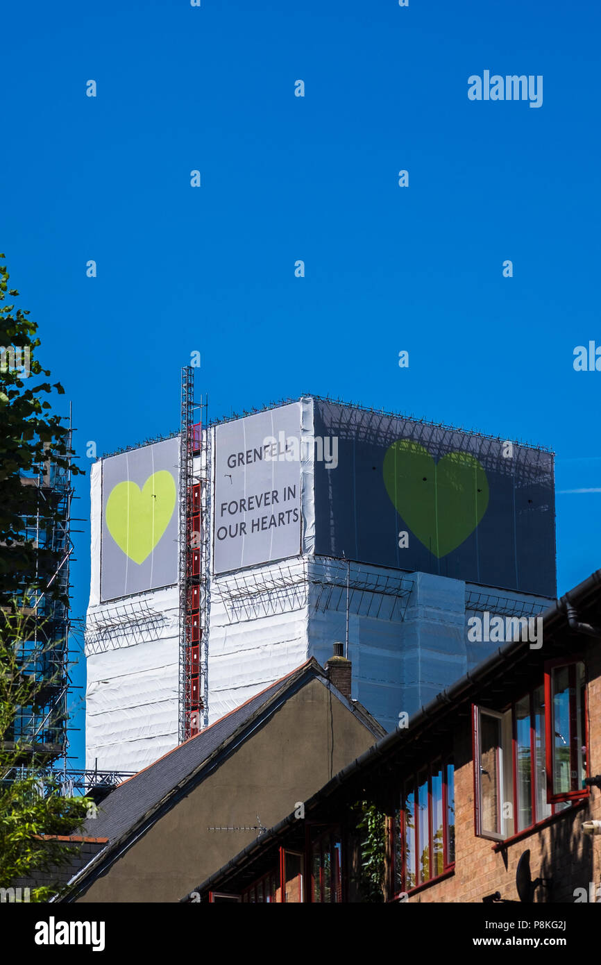 Grenfell Turm in Plastikplanen nach Feuer, London, England, Großbritannien Stockfoto