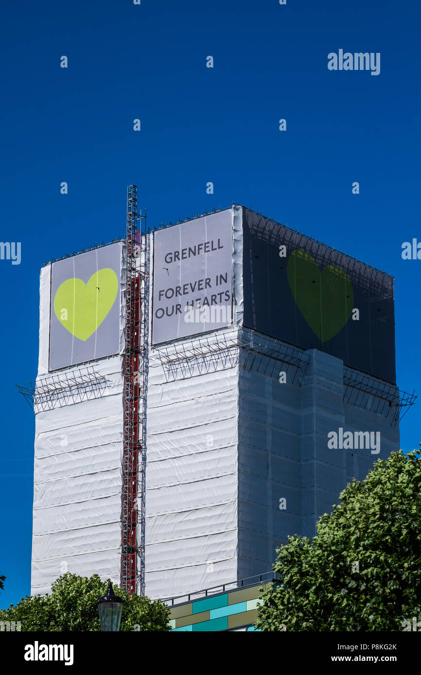 Grenfell Turm in Plastikplanen nach Feuer, London, England, Großbritannien Stockfoto