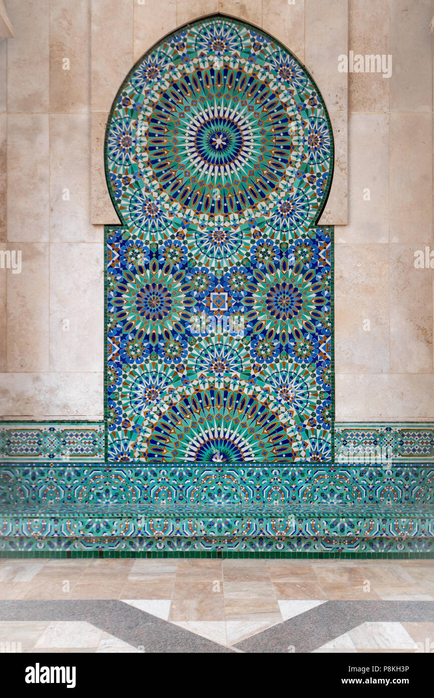 Komplizierte geometrische symmetrische Fliesen- Muster auf der Außenwand der Moschee Hassan II in Casablanca, Marokko Stockfoto