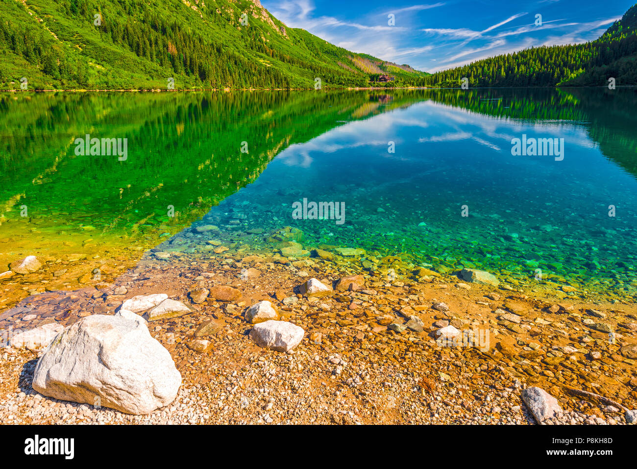 Die Steine auf dem Boden des Sees, klares Wasser, klare See Morskie Oko in der Tatra Stockfoto