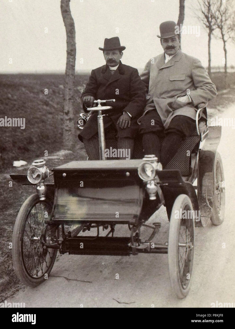 [Sammlung Jules Galan. / Sportliche]: T. 9. AnnÃ©e 1899/Jules Beau: F.10. [CritÃ © Rium des Motorrad]; 354 Jules-Albert de Dion avec son Chauffeur (au Critérium des Motorrad de 1899) Stockfoto